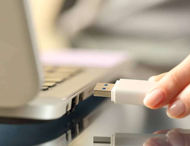 Sang 2025 rồi mà vẫn dùng USB để lưu công việc thì quả là lỗi thời