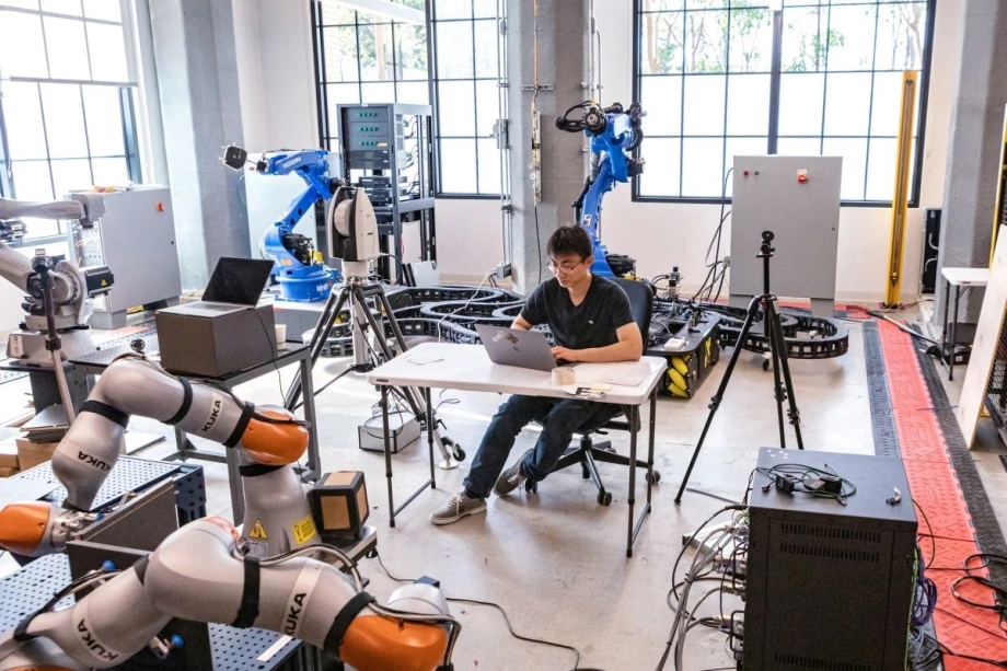 Google ra mắt hệ điều hành chung cho robot